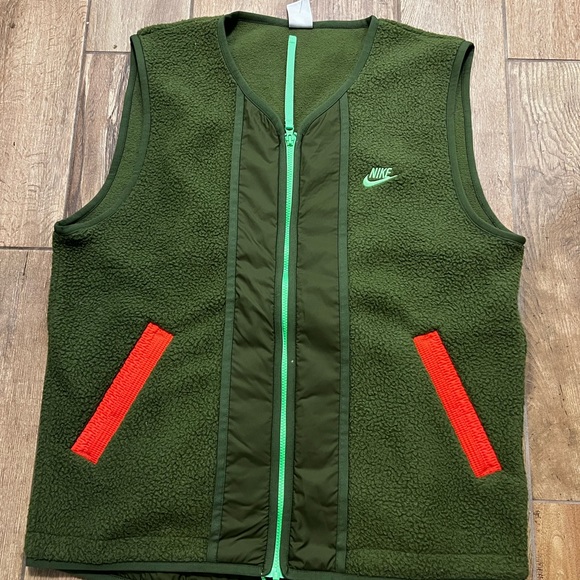 NIKE SHERPA FLEECE VEST
ROUGH GREEN & ORANGE
$85 Nike DD5025-326 - Picture 2 of 5